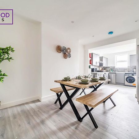 Brand New, 2 Bed 1 Bath, Modern Town Center Apartment, Free Wifi & Netflix By Redwood Stays オールダーショット エクステリア 写真