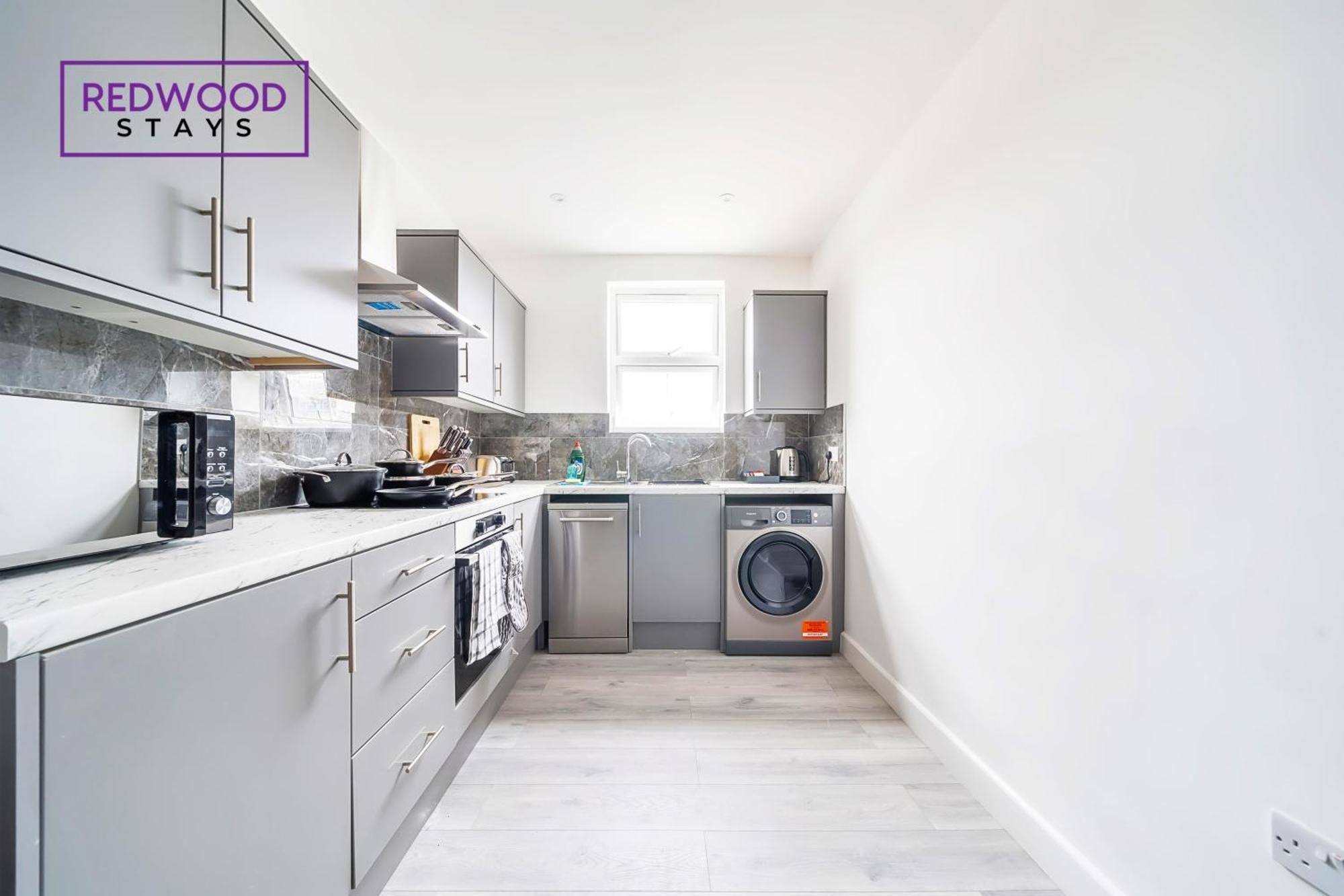 Brand New, 2 Bed 1 Bath, Modern Town Center Apartment, Free Wifi & Netflix By Redwood Stays オールダーショット エクステリア 写真