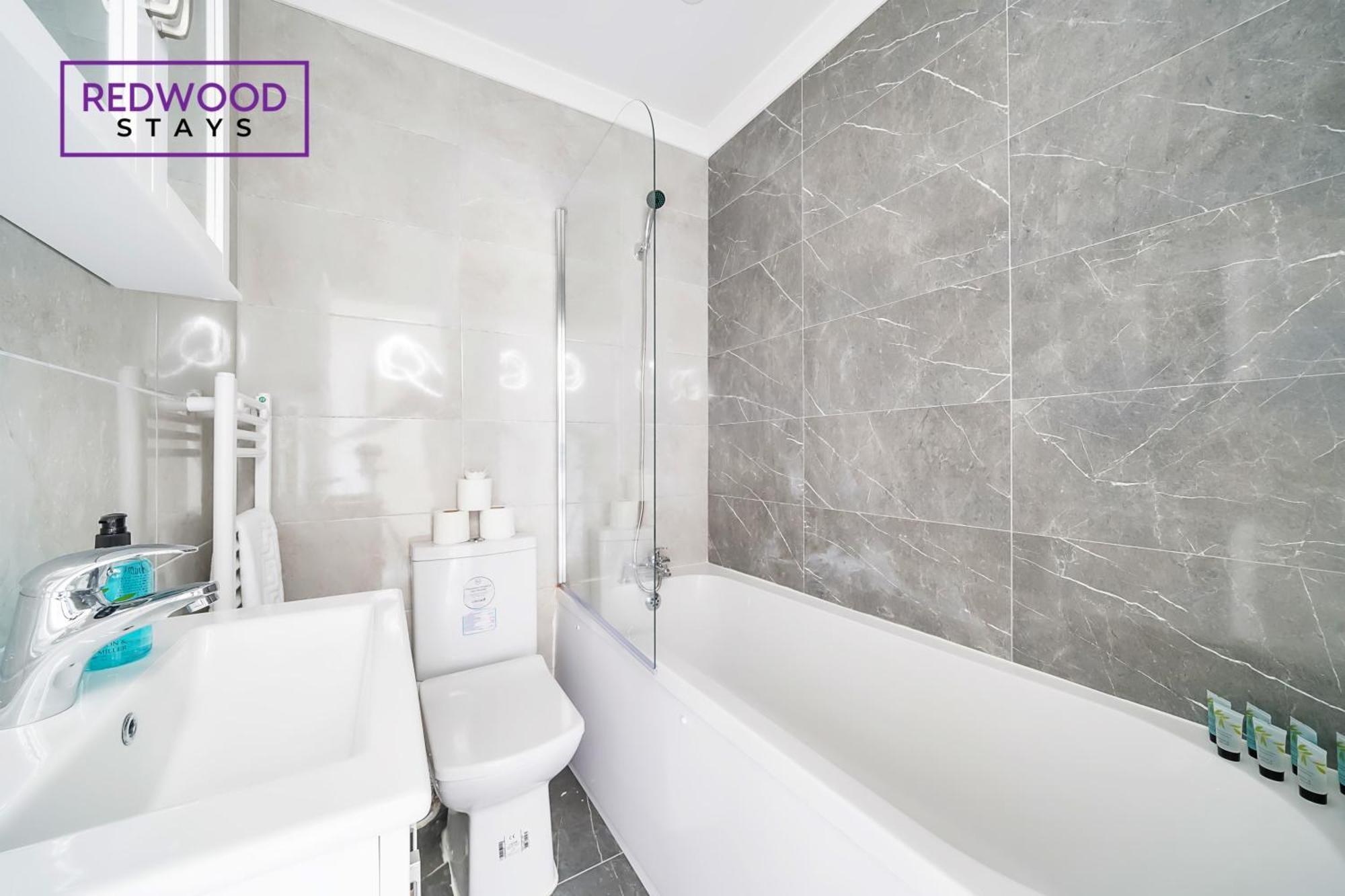 Brand New, 2 Bed 1 Bath, Modern Town Center Apartment, Free Wifi & Netflix By Redwood Stays オールダーショット エクステリア 写真