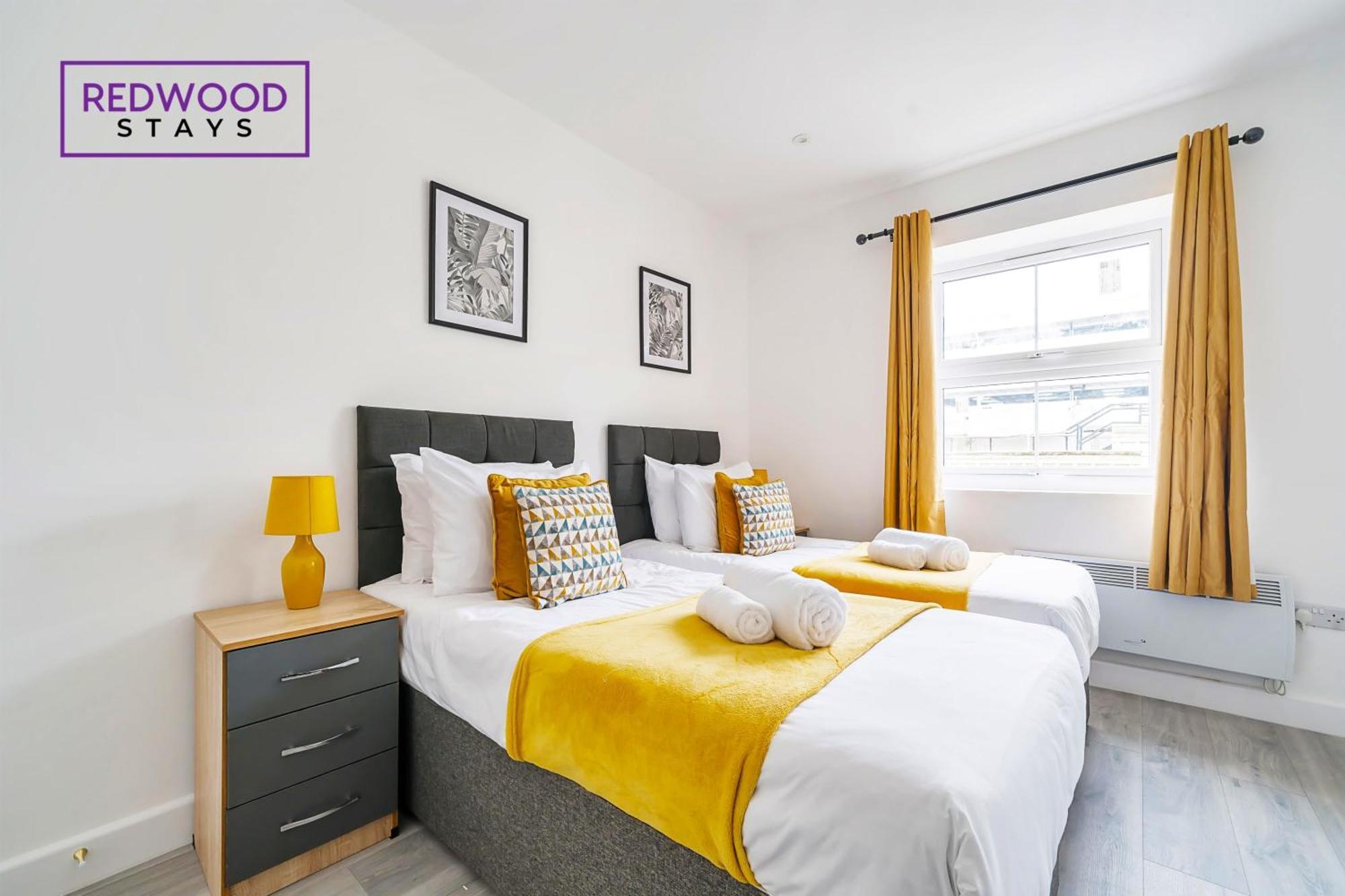 Brand New, 2 Bed 1 Bath, Modern Town Center Apartment, Free Wifi & Netflix By Redwood Stays オールダーショット エクステリア 写真