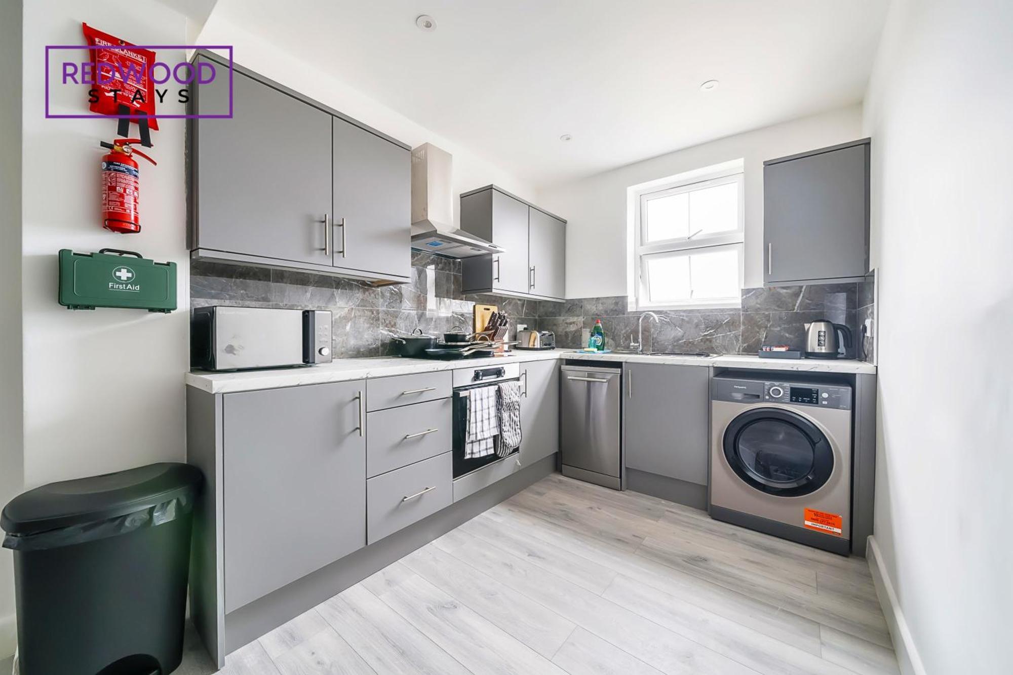 Brand New, 2 Bed 1 Bath, Modern Town Center Apartment, Free Wifi & Netflix By Redwood Stays オールダーショット エクステリア 写真