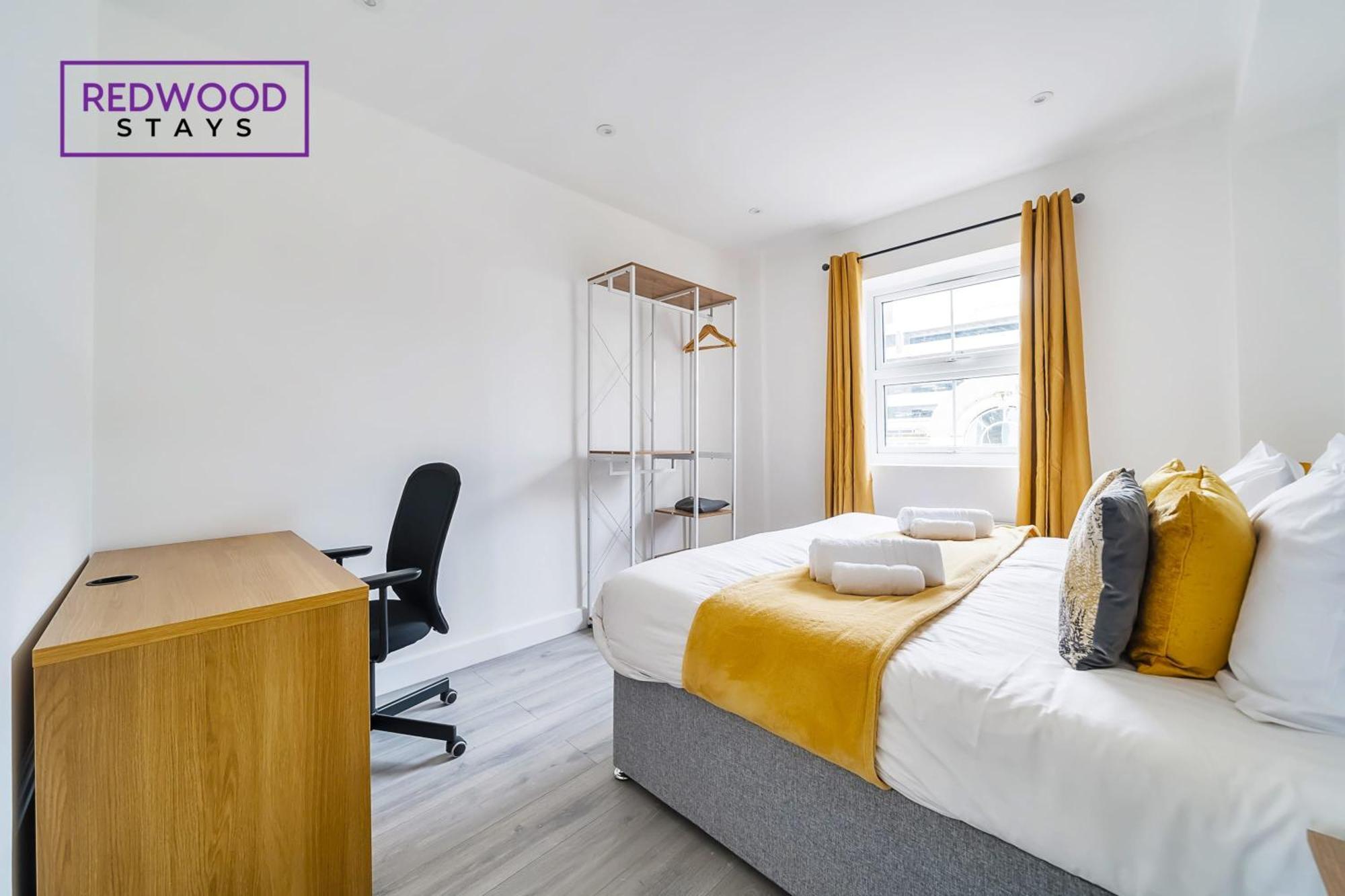 Brand New, 2 Bed 1 Bath, Modern Town Center Apartment, Free Wifi & Netflix By Redwood Stays オールダーショット エクステリア 写真