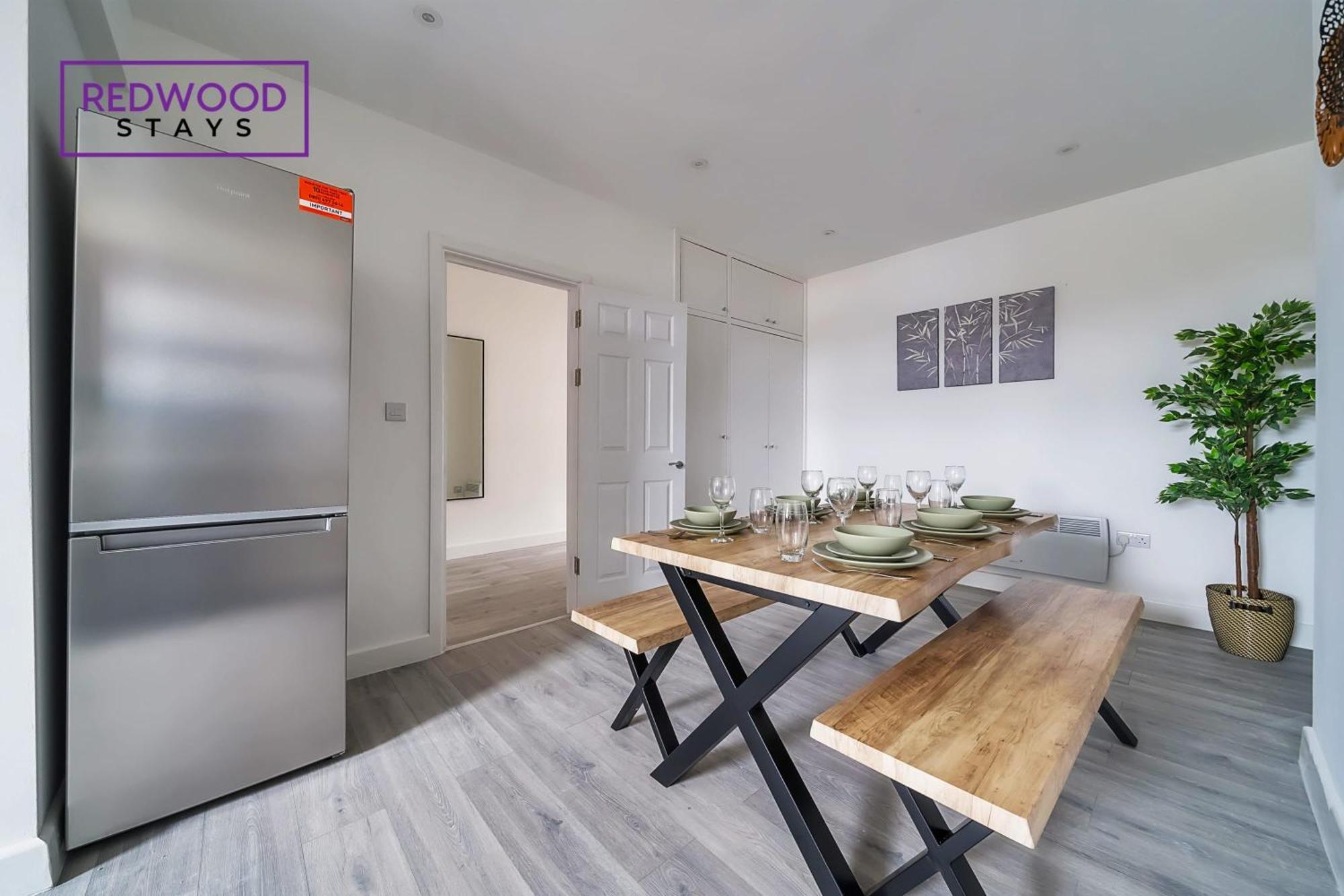 Brand New, 2 Bed 1 Bath, Modern Town Center Apartment, Free Wifi & Netflix By Redwood Stays オールダーショット エクステリア 写真